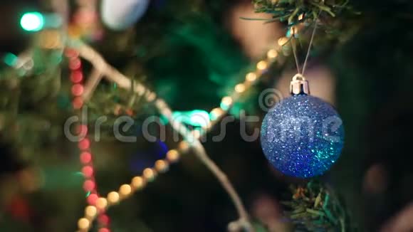 圣诞球挂在圣诞树上装饰花环照在圣诞树上视频的预览图