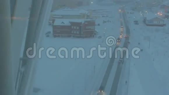 在大雪期间从桥上观看公路视频的预览图