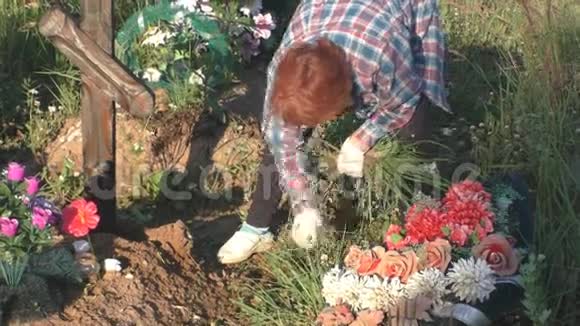 老年妇女照顾坟墓视频的预览图