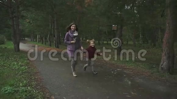 妈妈和女儿在秋天公园跑步视频的预览图