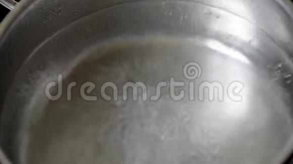 沸水中的香料在平底锅中烹饪视频的预览图