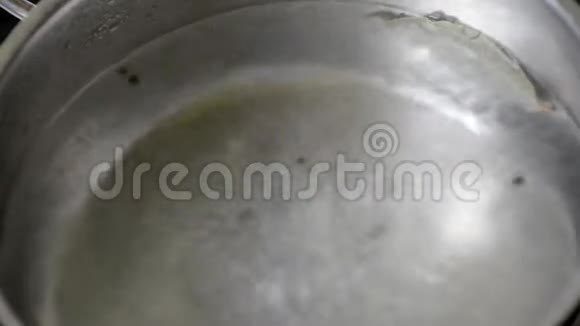 沸水中的香料在平底锅中烹饪视频的预览图