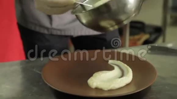 厨师装饰一盘土豆泥背景视频的预览图