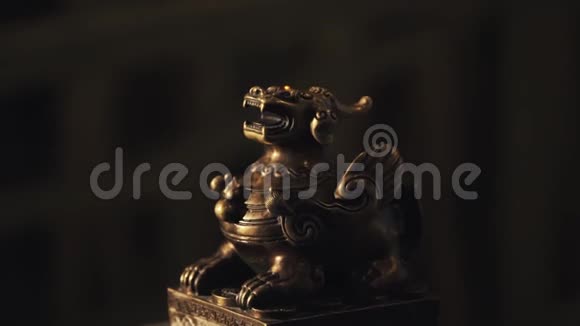 中国龙金属雕像内部装饰视频的预览图