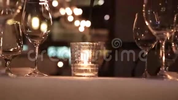 浪漫的餐桌优雅的梳妆之夜视频的预览图