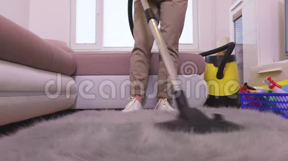 女人在地毯上用吸尘器视频的预览图