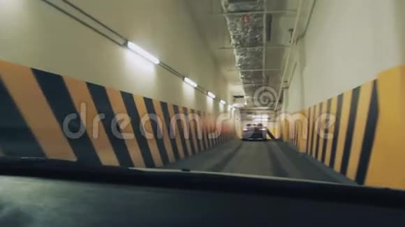Dashcam景观汽车通过地下停车走廊行驶视频的预览图