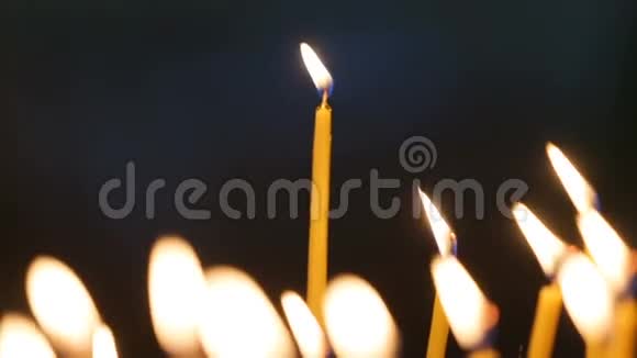 烛台上点燃的蜡烛视频的预览图