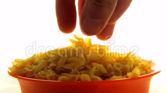特写手是用橙色碗旋转的意大利面视频食品360视频的预览图