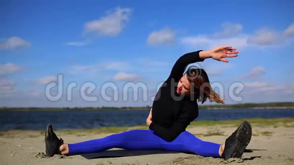 年轻女性在日落时在夏日沙滩上做瑜伽运动锻炼身体视频的预览图