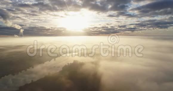 云无人驾驶飞机飞行蓝天使用无人机视频的预览图