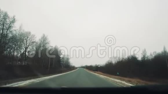 Dashcam景观汽车行驶在沥青乡村公路槽林上视频的预览图