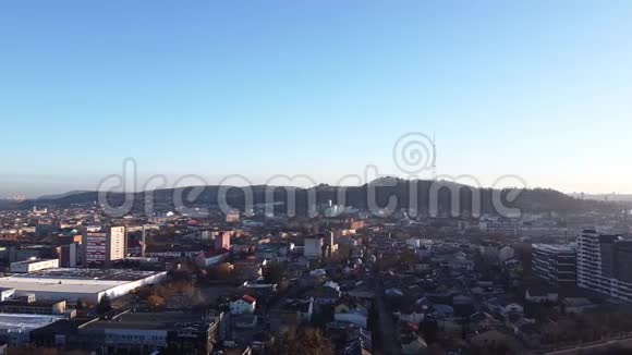 日落时乌克兰利沃夫的高空俯视图视频的预览图