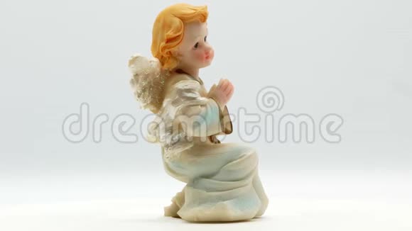 白色背景的美丽小天使小雕像视频的预览图