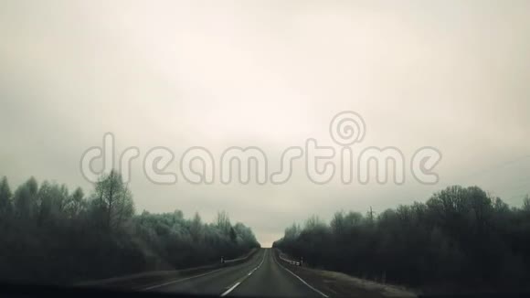Dashcam景观车辆行驶在沥青乡村公路槽林上视频的预览图