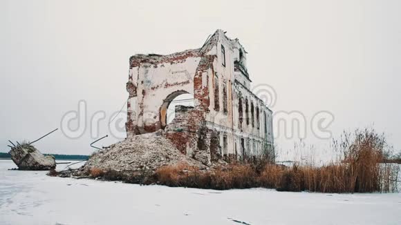 在冰雪覆盖的冰冻湖中央摧毁了东正教教堂视频的预览图