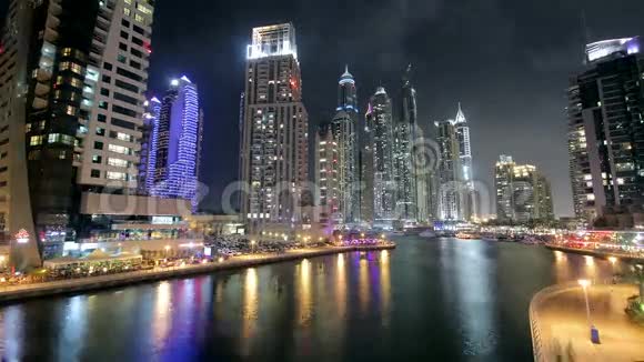 迪拜码头在夜间过去视频的预览图