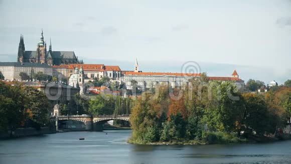伏尔塔瓦河布拉格老城全景时间推移捷克共和国视频的预览图