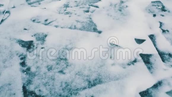 冰雪覆盖的冰湖中央有一座被毁的庙宇视频的预览图