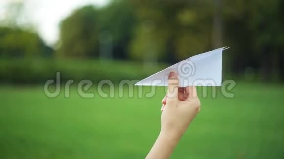 公园里拿着纸飞机的女人视频的预览图