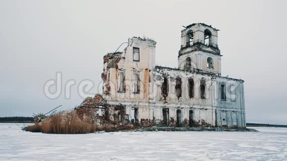 冰雪覆盖的冰湖中央废弃的寺庙建筑视频的预览图