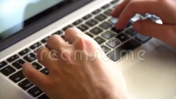 特写男手在电脑键盘上打字视频的预览图
