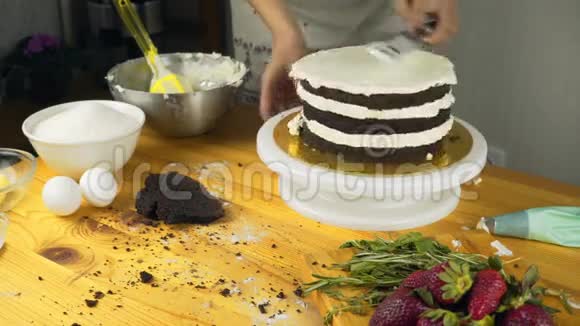 用奶油巧克力海绵蛋糕覆盖的糕点巧克力蛋糕做蛋糕糕点包里的奶油视频的预览图