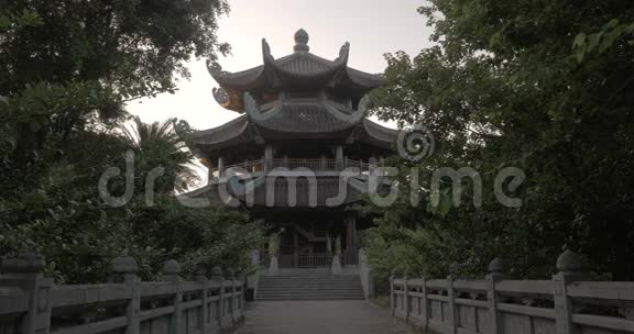 游客拍摄越南白底寺钟楼视频的预览图