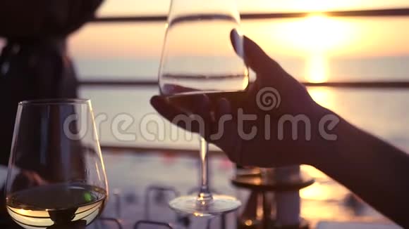 在日落时用白葡萄酒碰杯高清1920x1080慢动作视频的预览图