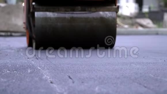 帕弗骑在新鲜沥青的溜冰场上视频的预览图
