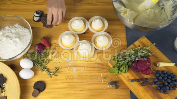 乡村风格的现代甜点和蛋糕带有奶油馅的纸杯蛋糕窗户里的糖果专业人员视频的预览图