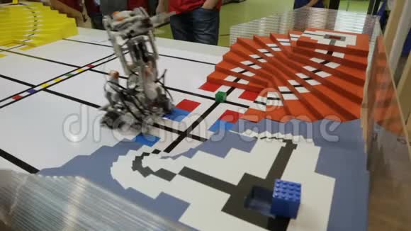机械设计的玩具机器人移动部件驱动在桌子上视频的预览图