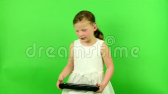 女孩用键盘小女孩在色度键背景视频的预览图
