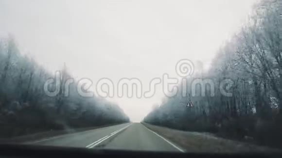 Dashcam景观车辆行驶在沥青乡村公路槽林上视频的预览图