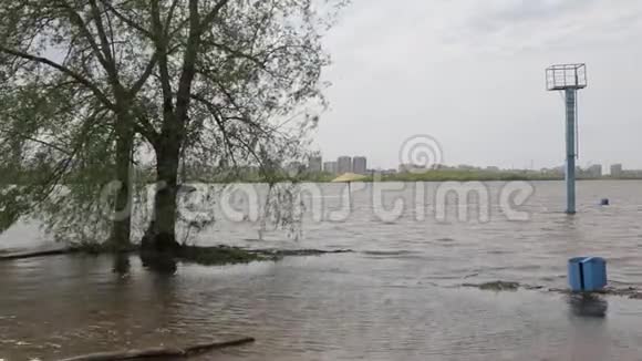 俄罗斯奥姆斯克市伊尔蒂什河上的春季洪水视频的预览图