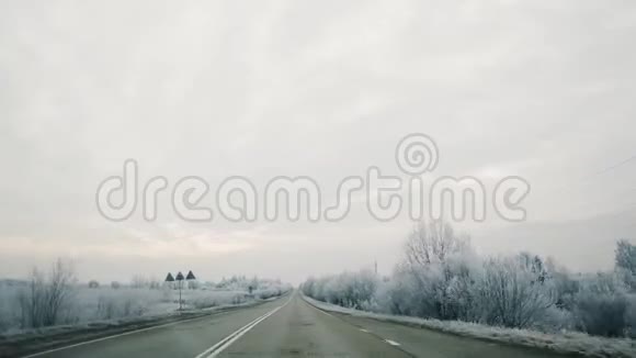沿着白雪覆盖的冰冻树木的美丽景观行驶视频的预览图