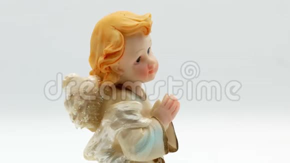 白色背景的美丽小天使小雕像视频的预览图