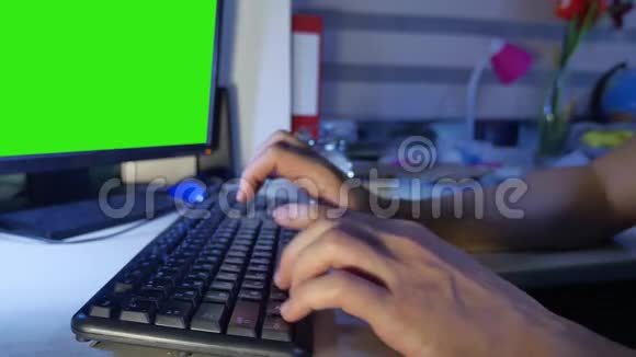 人手在电脑键盘上打字绿色键屏在室内的人手在键盘上打字视频的预览图