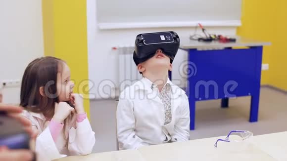 VR眼镜研究科学中的儿童群体视频的预览图