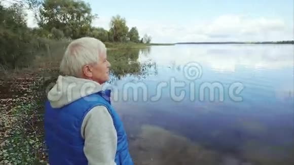 老人白发看湖的视频视频的预览图