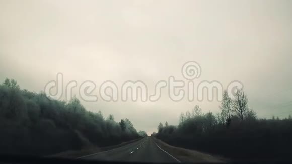 Dashcam观景台汽车行驶在沥青乡村公路槽林上视频的预览图