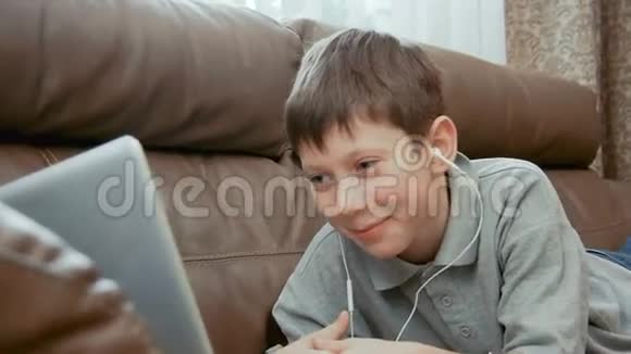小男孩在手提电脑上挥舞着视频视频的预览图