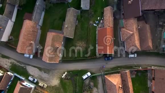 空中无人机在村庄上空移动罗马尼亚特兰西瓦尼亚的马纳斯提雷尼视频的预览图