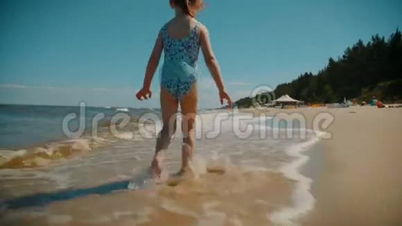 夏天小女孩在海滩上奔跑视频的预览图