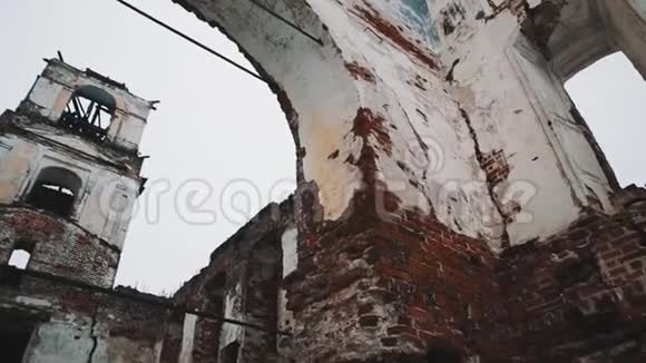 在被毁的正统教堂红砖墙里寒冷的阴天视频的预览图