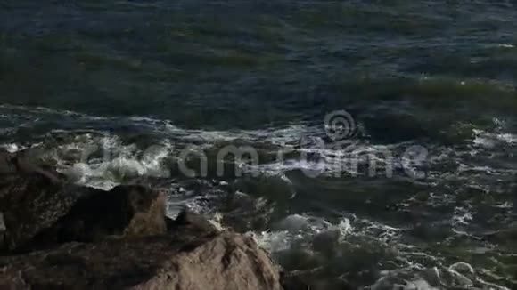 巨大的风暴海浪冲击着岩石视频的预览图
