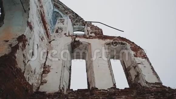 在废弃的正统寺庙里红砖墙寒冷的阴天视频的预览图