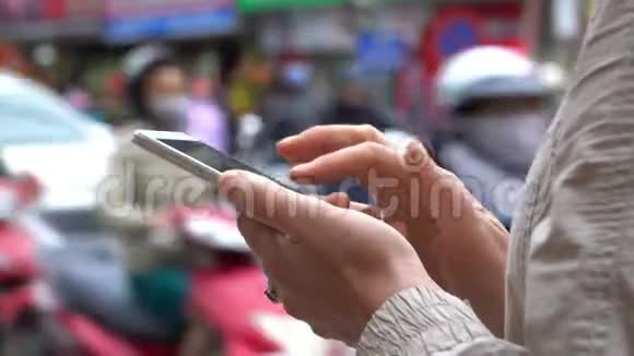 女人在智能手机上看新闻或发送信息特写镜头使用智能手机的贴身女人视频的预览图