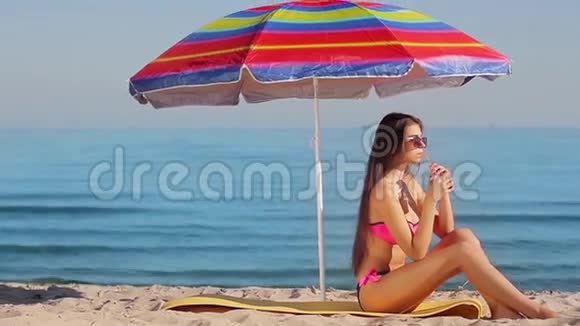 马乔在海边和一个女孩调情视频的预览图