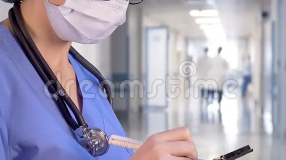 女医生书写医疗处方视频的预览图